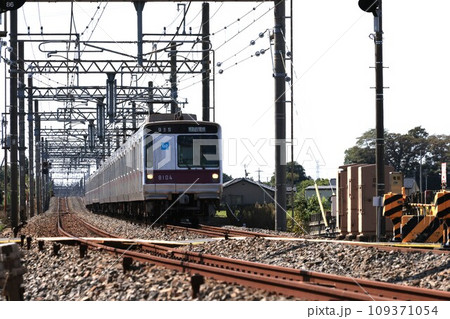 東武日光線を走る区間急行南栗橋行きの電車 東武日光線を走る区間急行南栗橋行きの電車 109371054