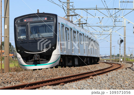 東武日光線を走る東急電鉄乗り入れ車両の急行南栗橋行きの電車 東武日光線を走る東急電鉄乗り入れ車両の急行南栗橋行きの電車 109371056