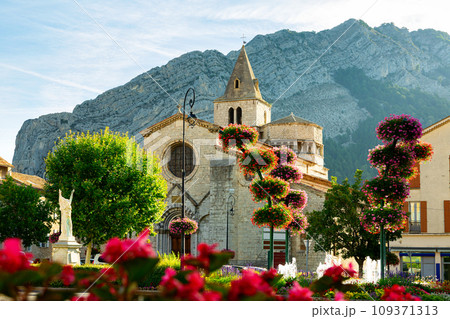 Citadel of Sisteron and fortifications in summer. Durance Valley, Alpes de Haute Provence, Southern Alps, France Citadel of Sisteron and fortifications in summer. Durance Valley, Alpes de Haute Provence, Southern Alps, France 109371313