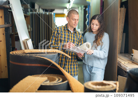 Happy married couple shopping at hardware store 109371495