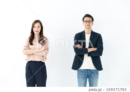 腕組みをする男女 腕組みをする男女 109371765