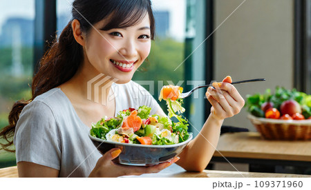 サラダを食べる若い女性(AI生成画像) サラダを食べる若い女性(AI生成画像) 109371960