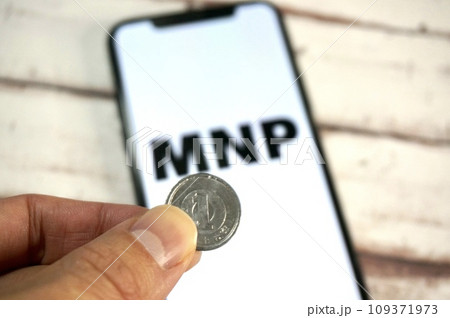 携帯電話のMNPとお金のイメージ 携帯電話のMNPとお金のイメージ 109371973