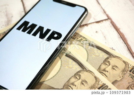 携帯電話のMNPとお金のイメージ 携帯電話のMNPとお金のイメージ 109371983