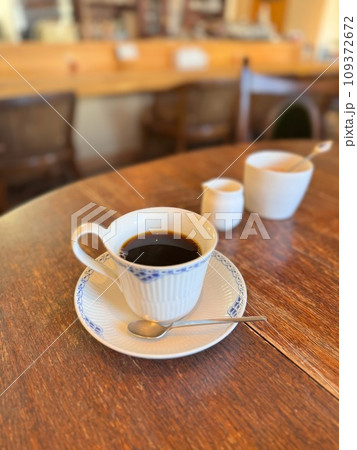 カフェのテーブルに置かれたコーヒー 109372672