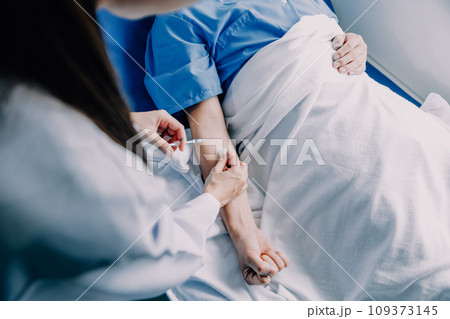 Doctor telling to patient woman the results of her medical tests. Doctor showing medical records to cancer patient in hospital ward. Senior doctor explaint the side effects of the intervention. Doctor telling to patient woman the results of her medical tests. Doctor showing medical records to cancer patient in hospital ward. Senior doctor explaint the side effects of the intervention. 109373145
