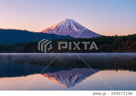 夜明けの富士山（西湖にて） 109373196