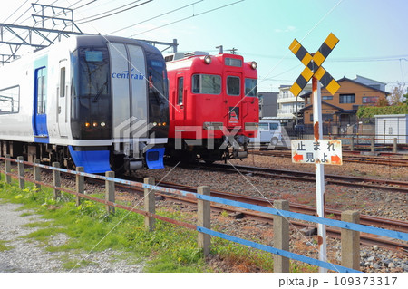 少し変わった「とまれみよ」踏切とイベント仕様の名鉄6000系電車&2000系ミュースカイ 109373317