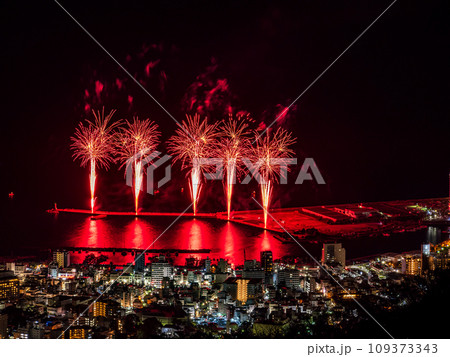熱海100万ドルの夜景と海上花火 109373343