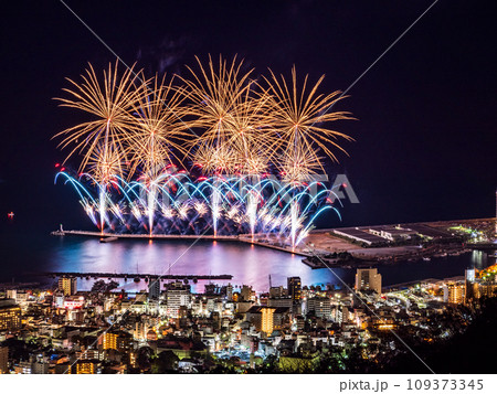 熱海100万ドルの夜景と海上花火 109373345