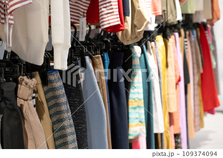 ハンガーラックにかかった洋服 ハンガーラックにかかった洋服 109374094