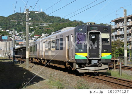 測量山をバックに室蘭駅を出発する室蘭本線普通列車 室蘭線 普通電車 普通 測量山をバックに室蘭駅を出発する室蘭本線普通列車 室蘭線 普通電車 普通 109374127