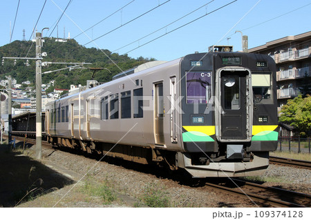 測量山をバックに室蘭駅を出発する室蘭本線普通列車　室蘭線　普通電車　普通 109374128