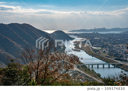 赤穂市茶臼山山頂から見た千種川と街並みの風景 109374830