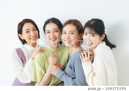 笑顔のカジュアルなミドル女性グループ 笑顔のカジュアルなミドル女性グループ 109375339
