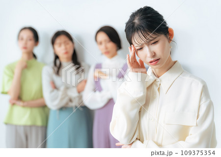 グループから仲間はずれにされて悩む女性 109375354