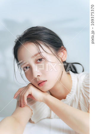 ナチュラルメイクの女性の美容イメージ 109375370