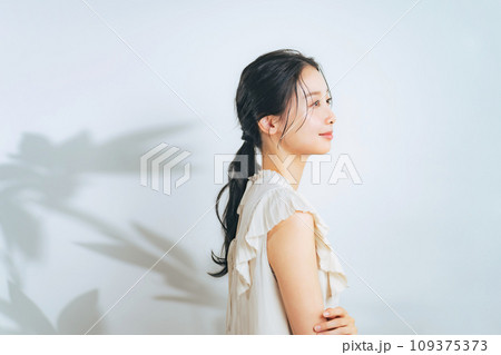 ナチュラルメイクの女性の美容イメージ 109375373