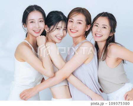 ナチュラルメイクのミドル女性グループの美容イメージ ナチュラルメイクのミドル女性グループの美容イメージ 109375380