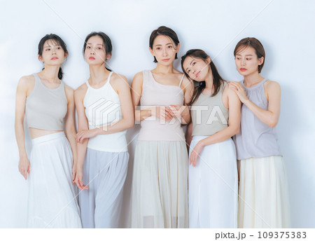 ナチュラルメイクのミドル女性グループの美容イメージ ナチュラルメイクのミドル女性グループの美容イメージ 109375383