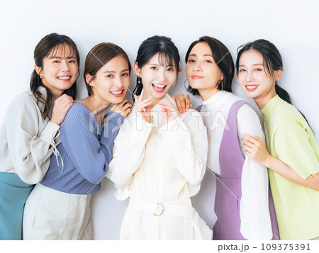 カジュアルファッションのミドル女性グループ 109375391