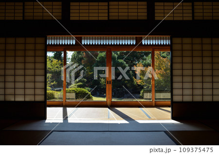 遠山記念館の日本家屋、室内から庭園を眺める 109375475