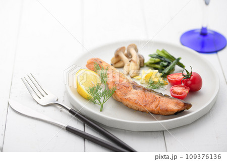 こんがり焼いた鮭のムニエル 109376136