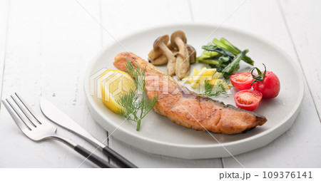 こんがり焼いた鮭のムニエル 109376141