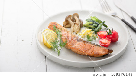 こんがり焼いた鮭のムニエル こんがり焼いた鮭のムニエル 109376143