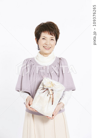 ギフトボックスを持ったシニア女性 109376265