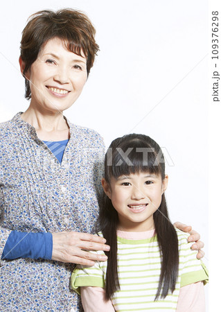 祖母と孫のポートレート 109376298