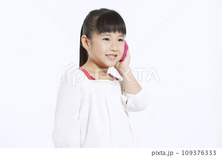 スマートフォンで電話をする女の子 109376333