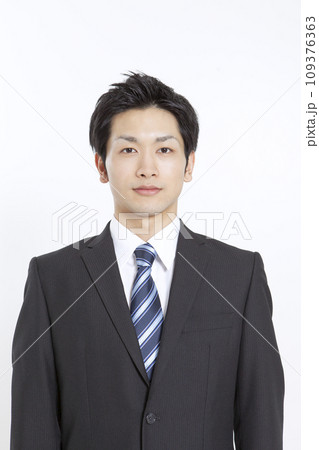 スーツを着たビジネスマンのポートレート スーツを着たビジネスマンのポートレート 109376363