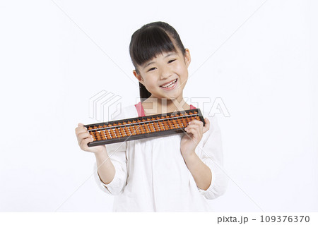 そろばんを持った女の子 そろばんを持った女の子 109376370