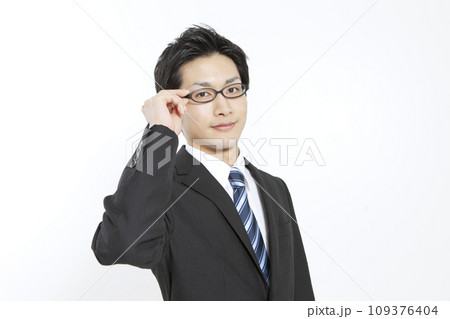 眼鏡をかけたビジネスマンのポートレート 109376404