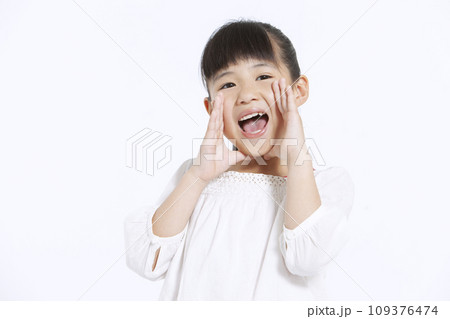 大声で声援をおくる女の子 109376474