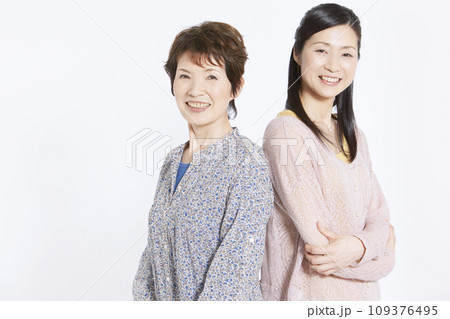 笑顔の祖母と娘のポートレート 109376495