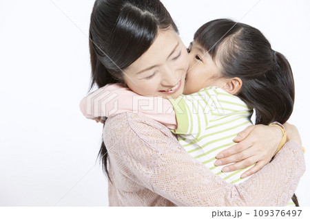 女の子を抱きしめる母親 109376497