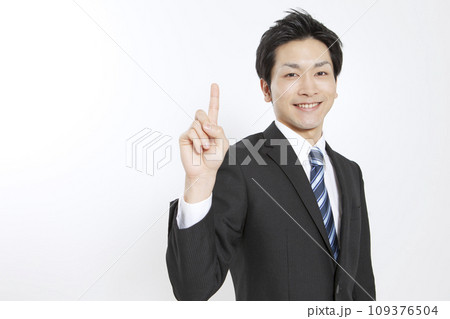 人差し指を立てるビジネスマン 109376504
