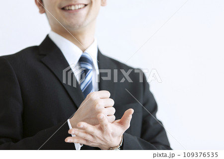 手を叩くビジネスマン 109376535