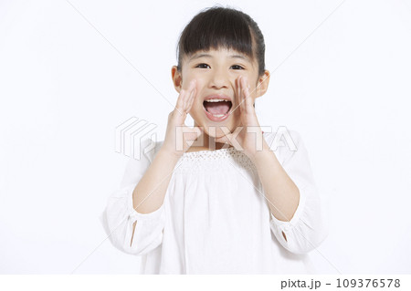 大声で声援をおくる女の子 109376578