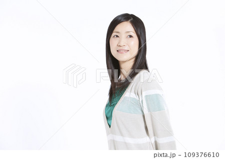 笑顔の中年女性のポートレート 109376610