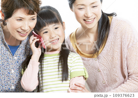 携帯電話で話す三世代 109376623