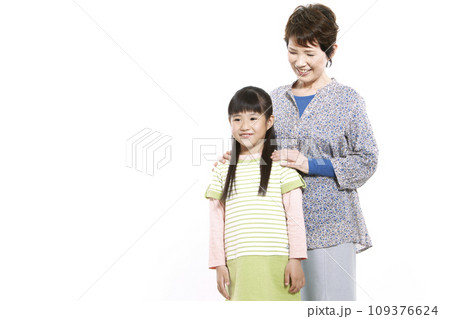孫の肩に手を乗せる祖母 109376624