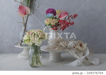 正月の花飾りと明るい部屋　新年のイメージ 109376704