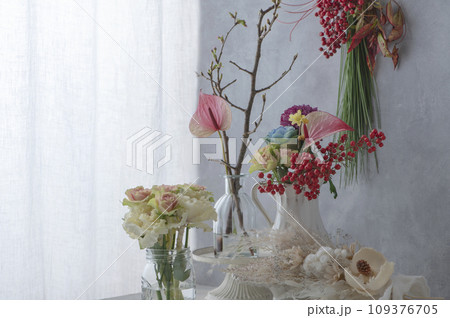 正月の花飾りと明るい部屋　新年のイメージ 109376705