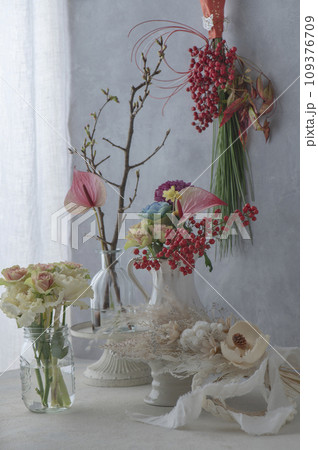 正月の花飾りと明るい部屋 新年のイメージ 正月の花飾りと明るい部屋 新年のイメージ 109376709