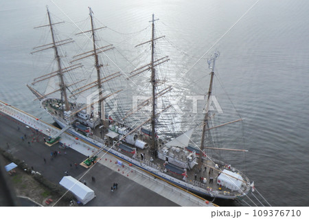 名古屋港に停泊中の練習船 日本丸 名古屋港に停泊中の練習船 日本丸 109376710