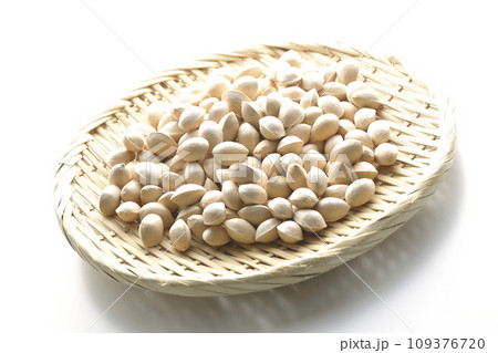 笊に入っている銀杏の種を白背景で撮影 笊に入っている銀杏の種を白背景で撮影 109376720