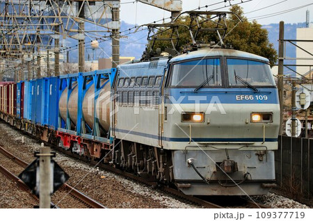 EF66電気機関車が牽引するコンテナ貨物列車 109377719